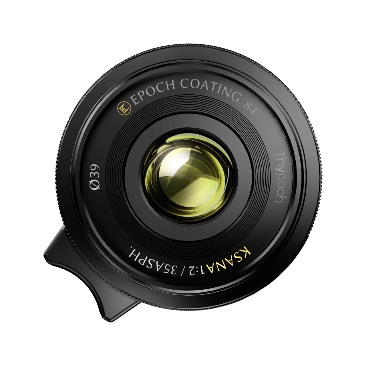 Thypoch「Ksana」35mm f/2 ASPH. ブラックペイントの正面。黒い鏡筒に金色の文字と三日月形のレバーが確認できる。