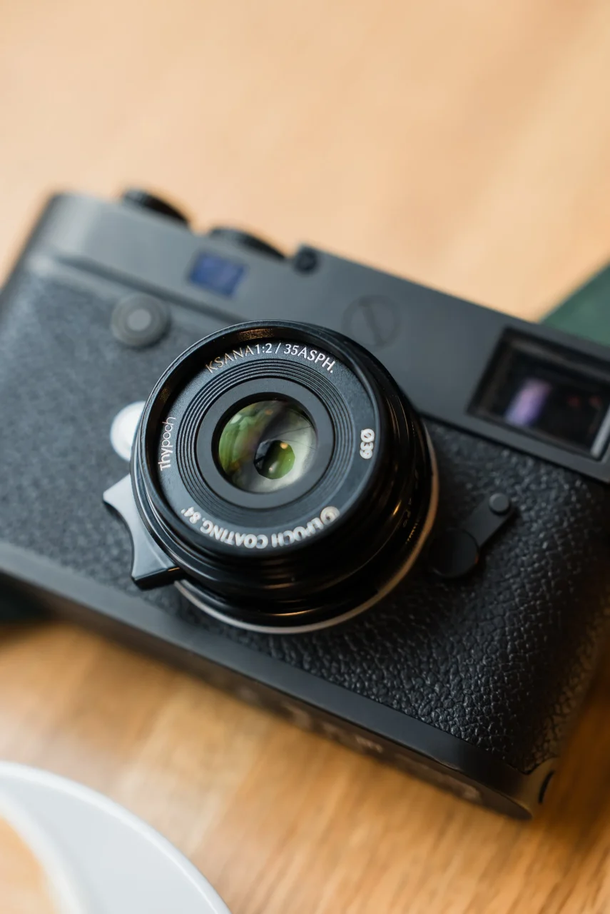 Thypoch「Ksana」35mm f/2 ASPH. ブラックペイントのレンズ前面と鏡筒の印字