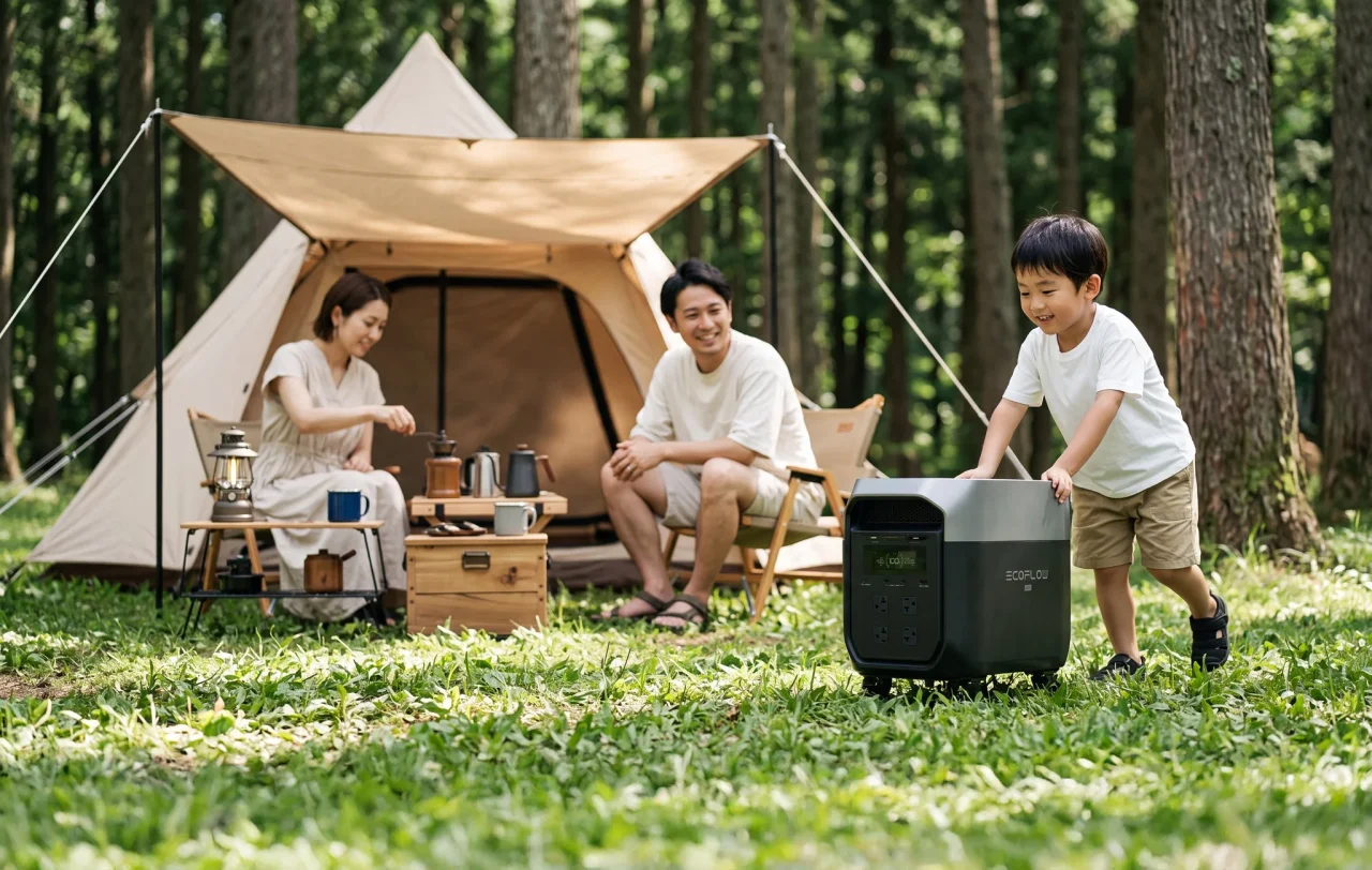 EcoFlow DELTA 3 Max Trolleyを子供が押すアウトドア利用シーン