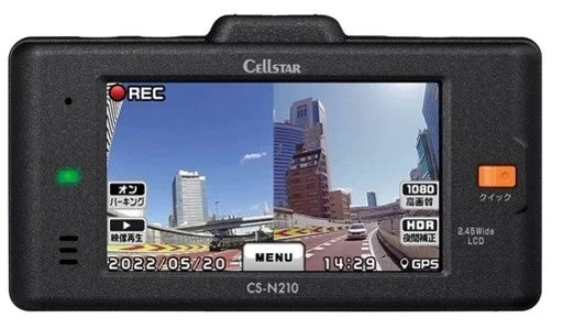 セルスター工業のドライブレコーダーCS-N210本体。タッチパネルに道路映像とメニュー表示。