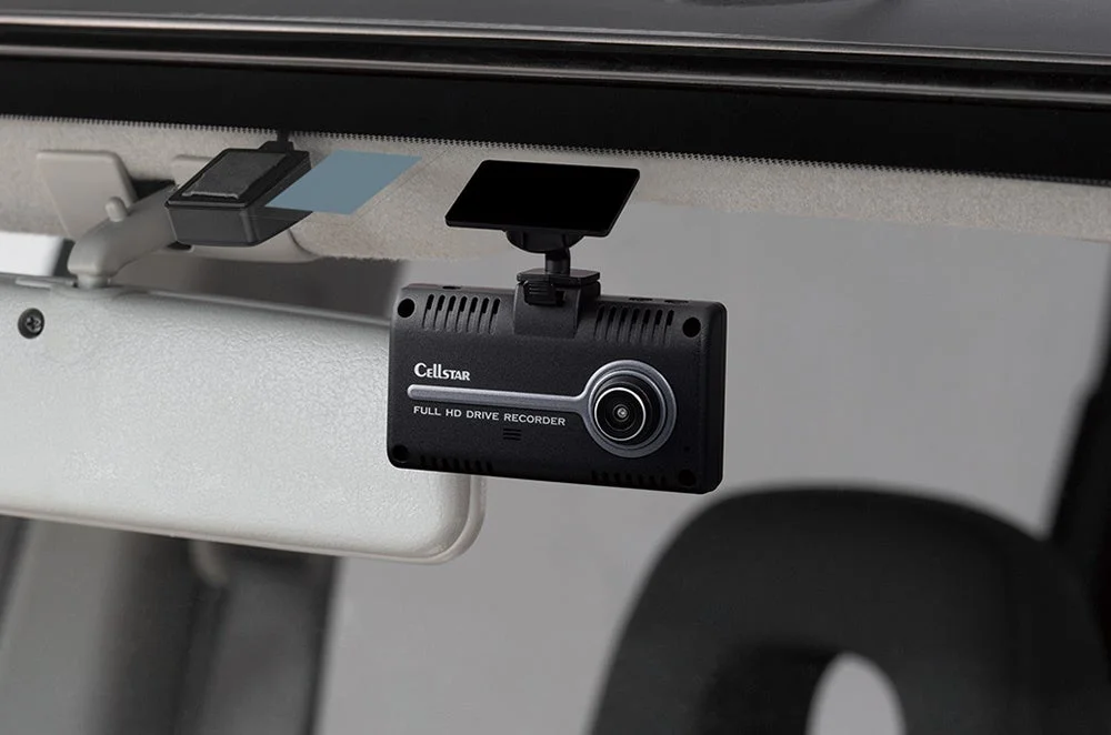 フロントガラスに設置されたドライブレコーダーCS-P220の設置イメージ