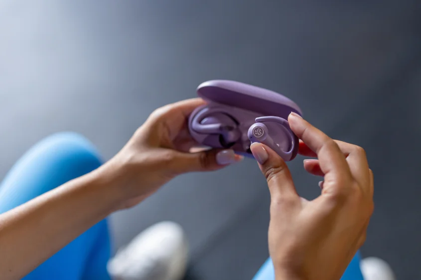 Go Sport ANCのイヤホンと充電ケースを手に持った様子