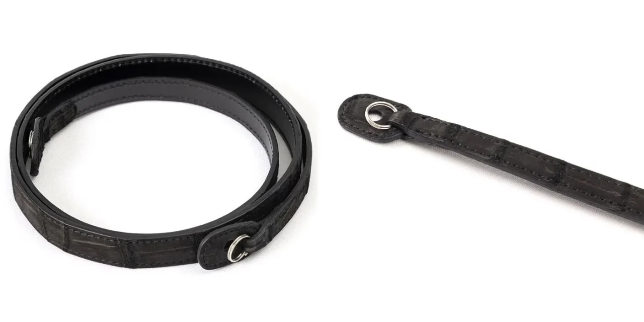 Leather strap Crocodile Porosus Nubuck ブラックのカメラストラップ。黒いクロコダイル革の起毛感と竹斑模様が確認できる。