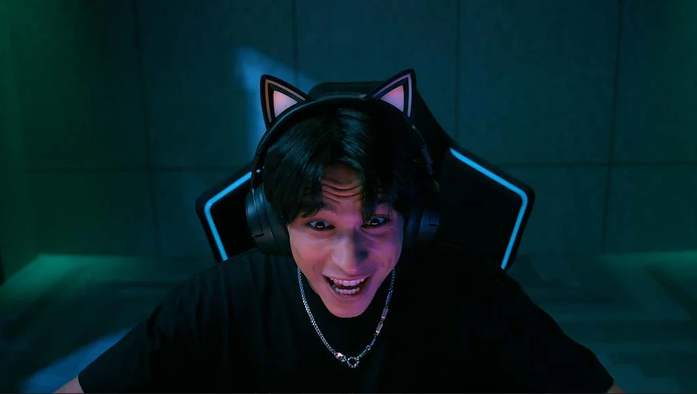 Razer Kiyo V2 Proの映像で、猫耳ヘッドホン姿の人物が映る低照度環境の配信シーン