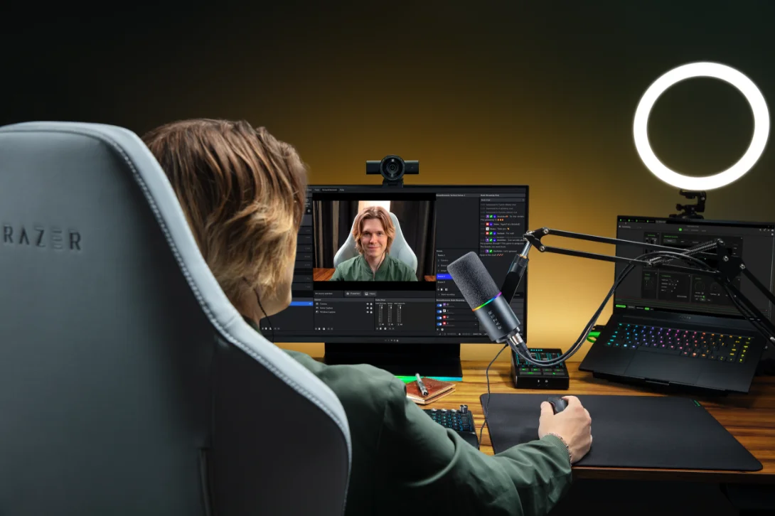 Razer Kiyo V2 Proが設置された配信環境と、モニターに表示される映像