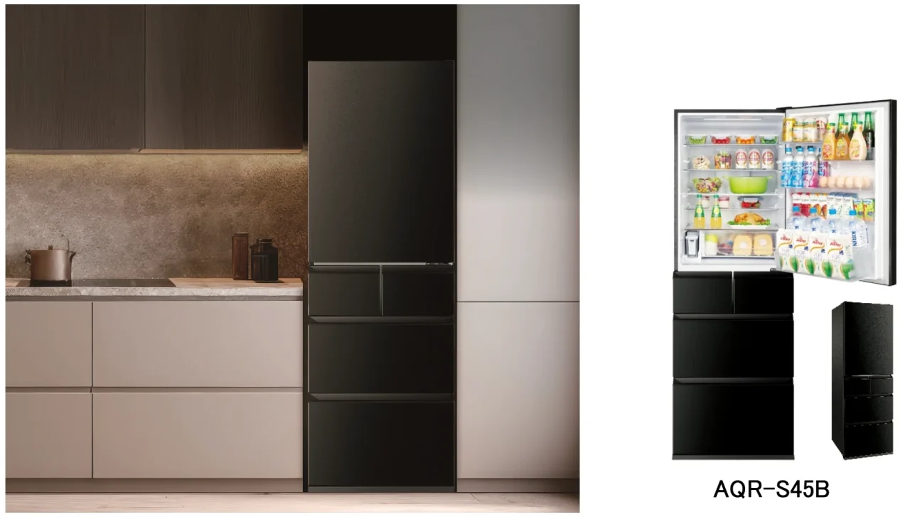 AQUA 5ドア冷凍冷蔵庫AQR-S45Bのキッチン設置例と、開扉時の内部収納状態を示す画像