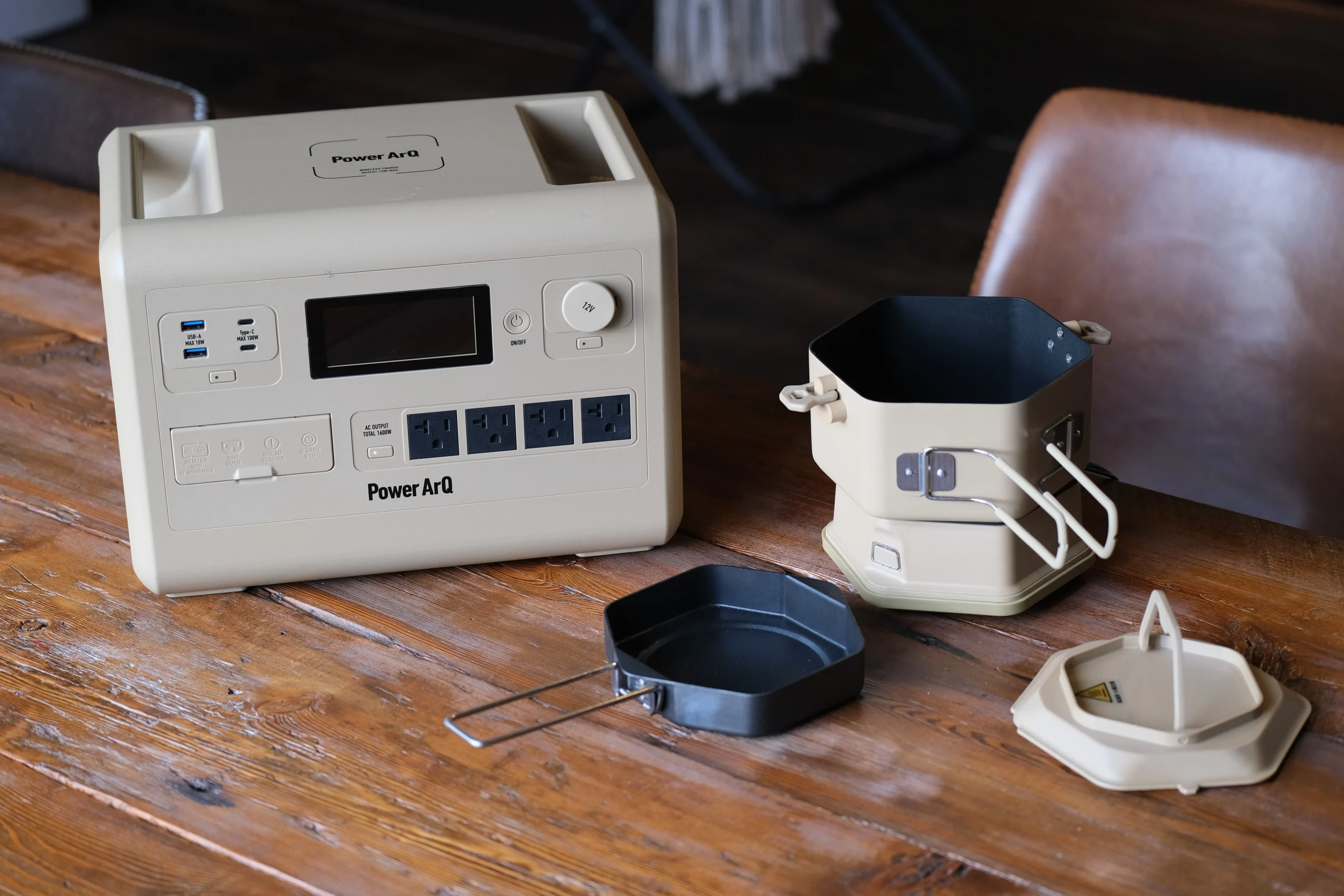 PowerArQのポータブル電源とDuoPotの鍋・フライパン・蓋が木製テーブルに置かれている