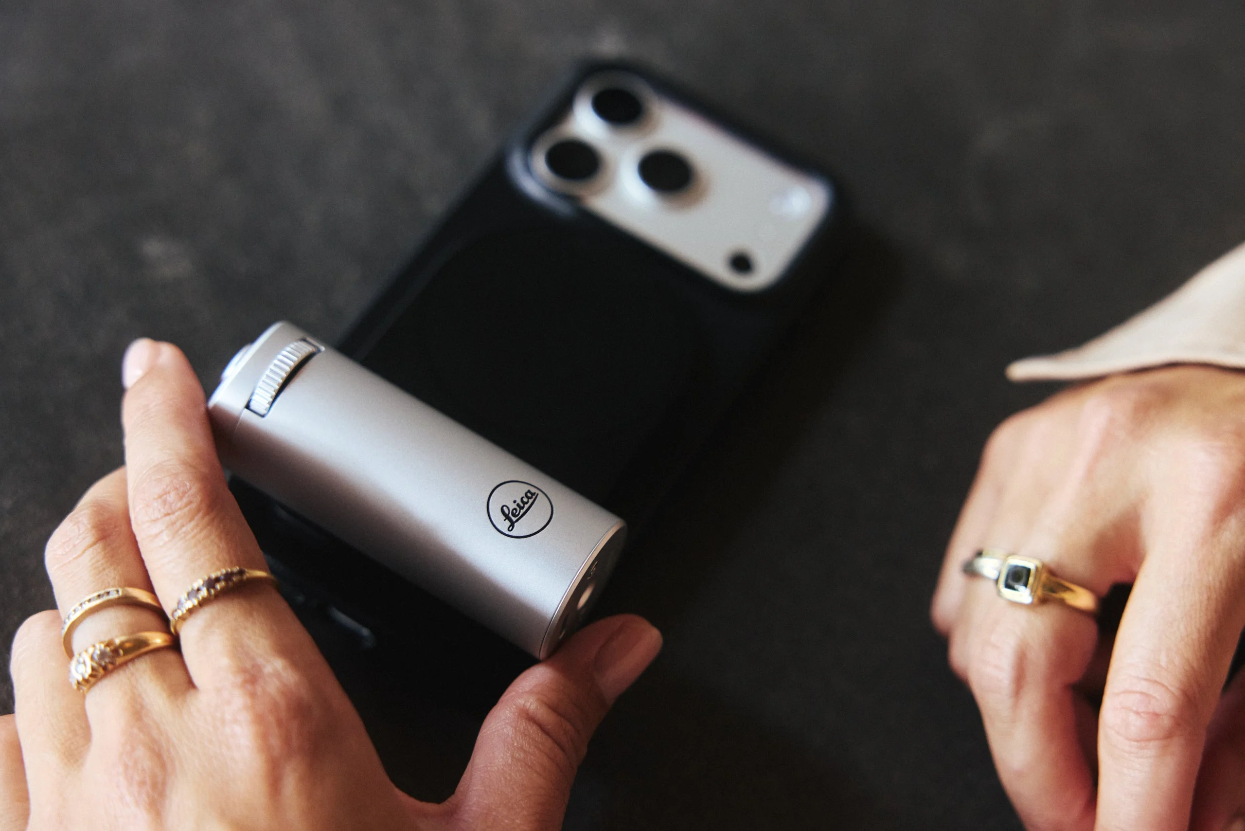 Leica LUXグリップ シルバーとiPhoneを手に持った様子