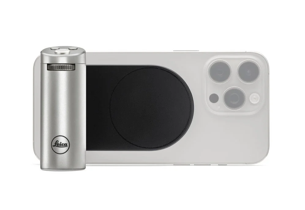 iPhone背面に装着されたシルバーのLeica LUXグリップ