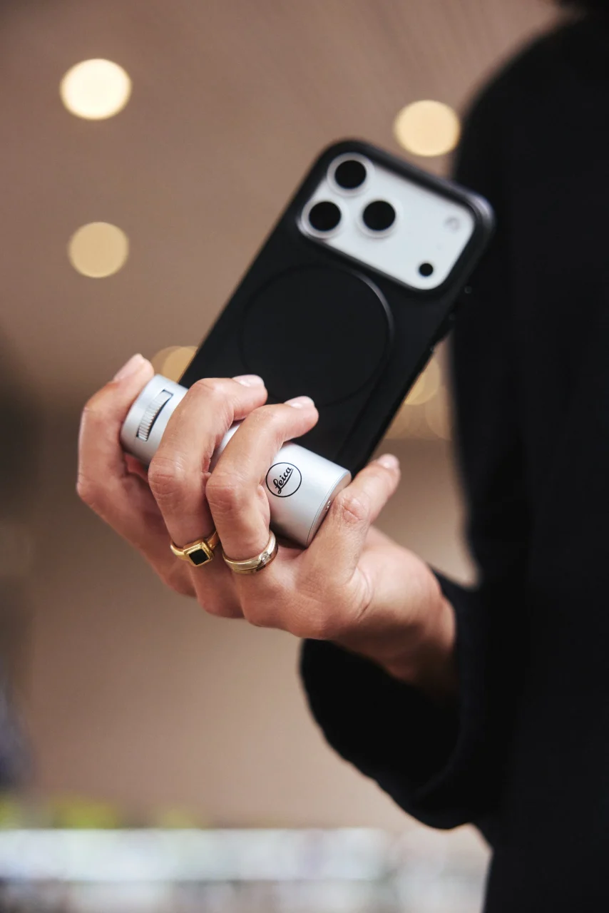 Leica LUXグリップ シルバーを装着したiPhoneを手に持った利用シーン