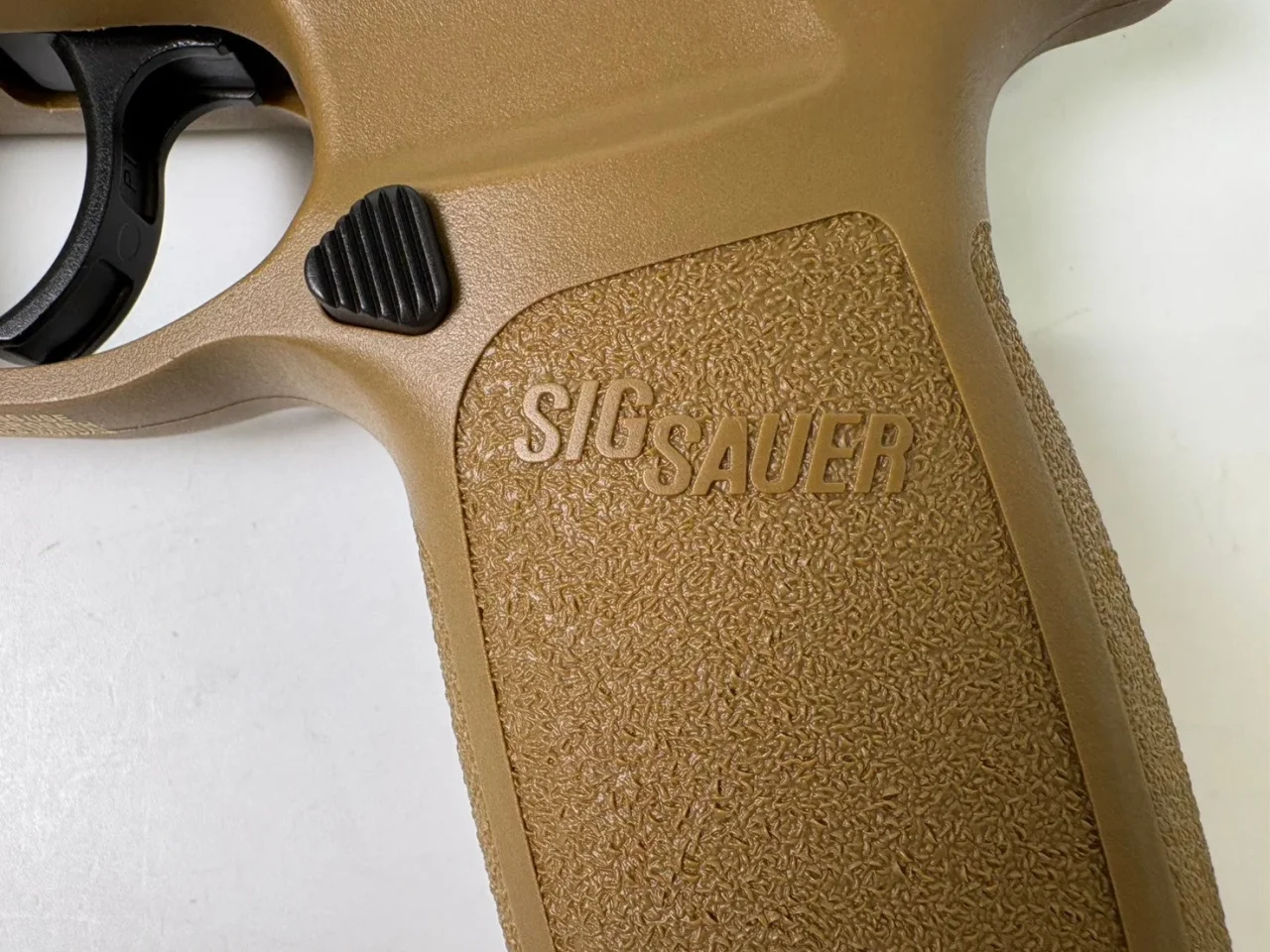 SIG SAUER ProForce M18 TAN CO2 GBBのグリップ部分にSIG SAUERの刻印が確認できる
