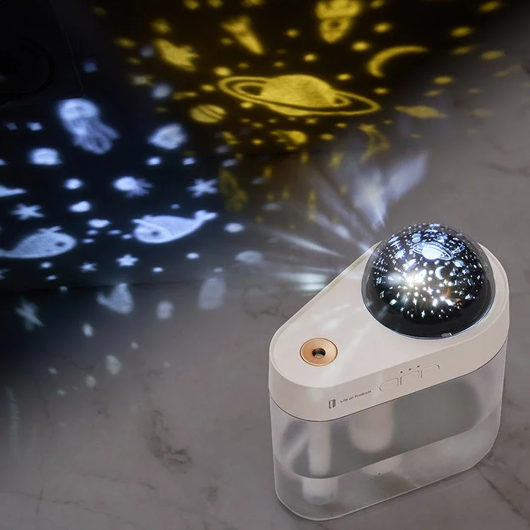 充電式プラネタリウム加湿器が海と宇宙のモチーフを投影し、ミストを噴出している様子