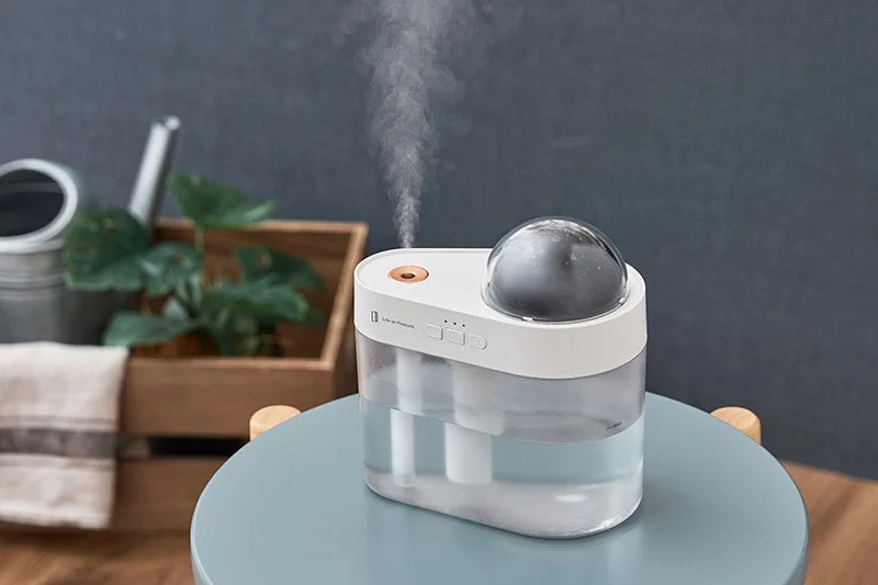 充電式プラネタリウム加湿器のミスト噴霧中の外観