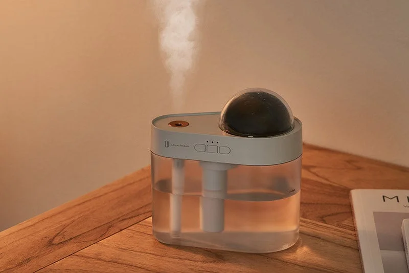 充電式プラネタリウム加湿器の本体で、ミストが噴出している様子
