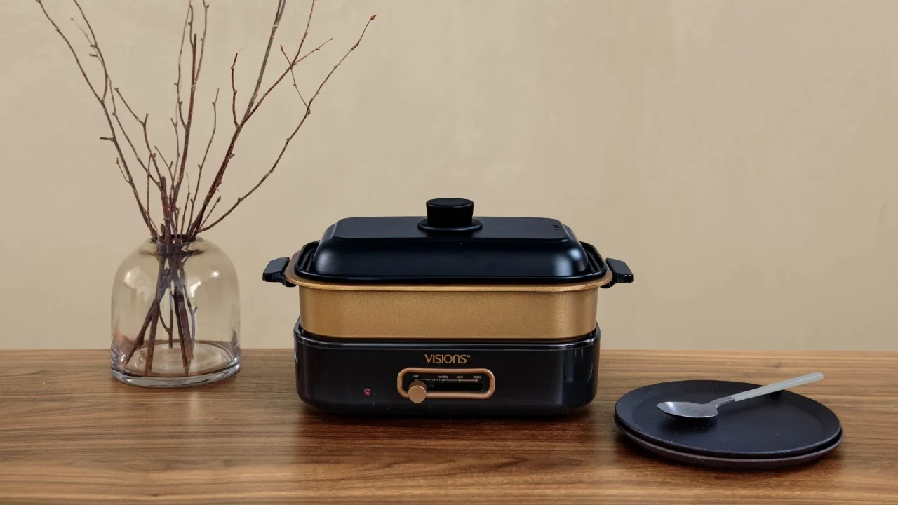 VISIONS 深型ホットプレートBK。ブラックとゴールドの本体に深型プレートと蓋を載せた状態。