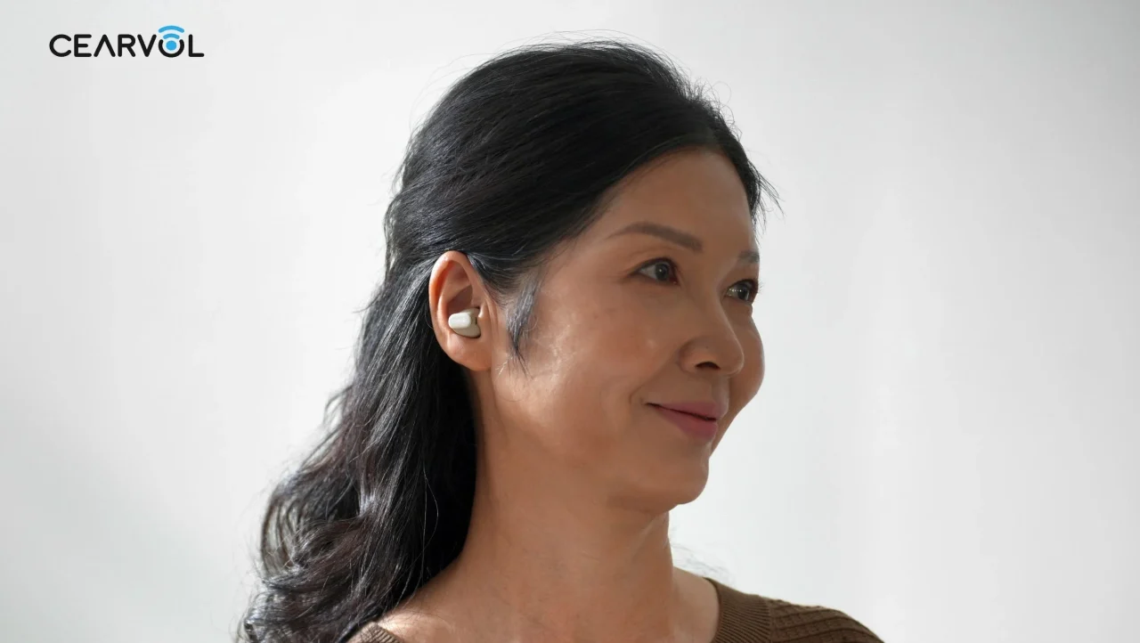 Cearvol Wave Liteを装着した女性の横顔。耳にフィットしたイヤホン型デバイスとCEARVOLロゴ。