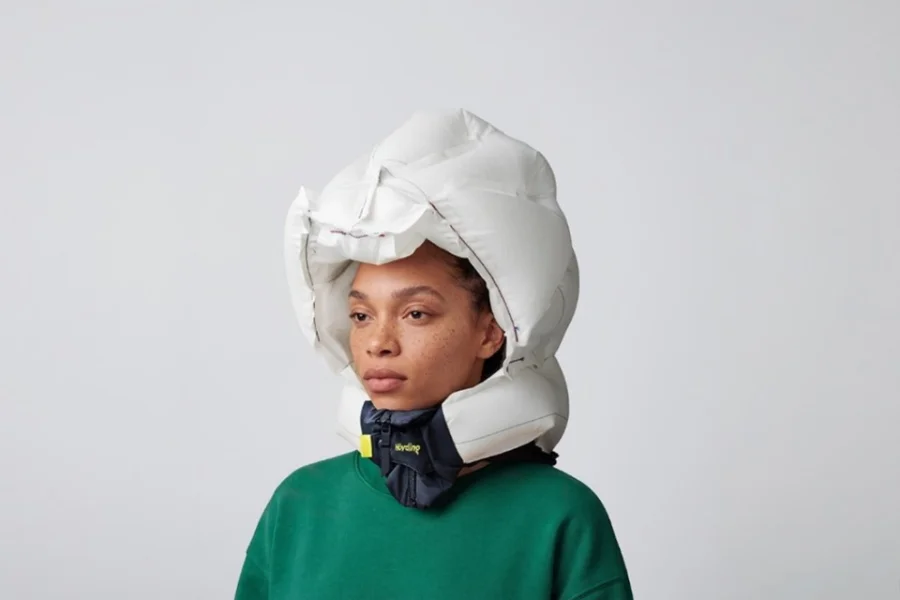 Hövding 4のエアバッグが展開された状態の着用イメージ