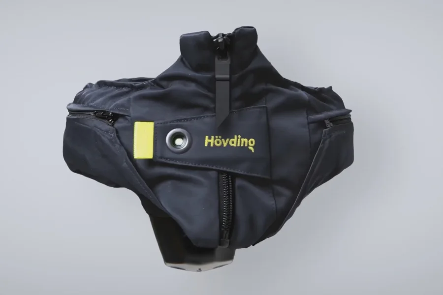 Hövding 4の装着状態。黒いウェアに黄色のロゴとファスナーが見える。