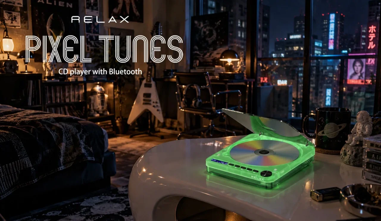 RELAX PIXEL TUNES CD player After Hours（アフターアワーズ）の蓄光仕様が、暗い部屋で緑色に発光している様子