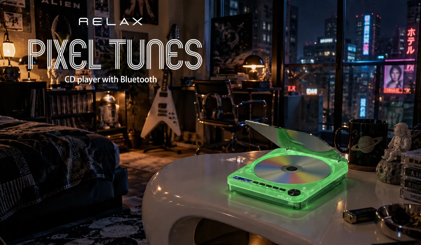 RELAX PIXEL TUNES CD player After Hours（アフターアワーズ）の蓄光仕様が、暗い部屋で緑色に発光している様子