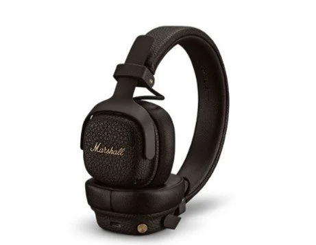 折り畳まれた茶色のMarshall「Milton A.N.C.」ヘッドホン