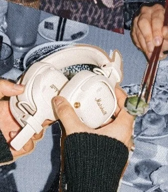 手に持ったクリーム色の折り畳み式ヘッドホン「Milton A.N.C.」
