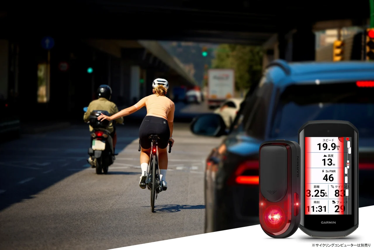 Varia RearVue 820とサイクルコンピューター、走行中のサイクリスト