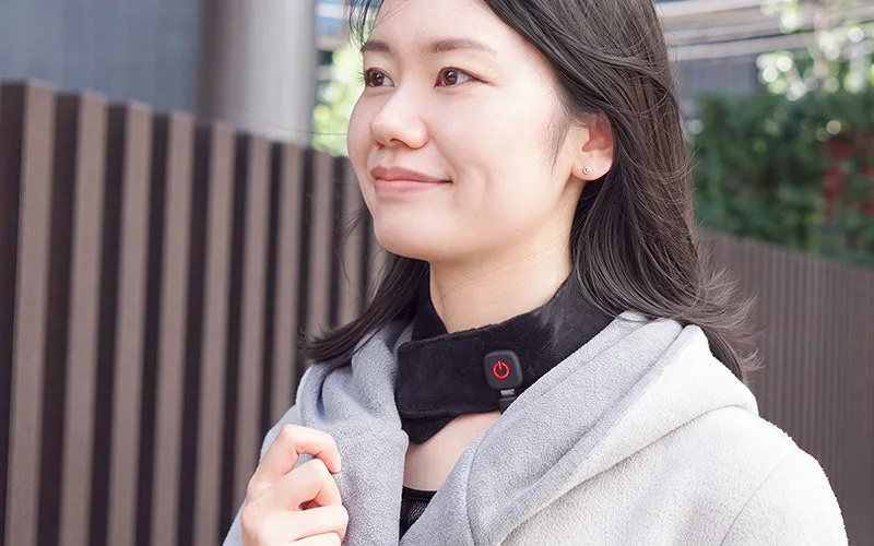 巻くだけUSBネックヒーター「ホッとネック」を首に巻いた女性
