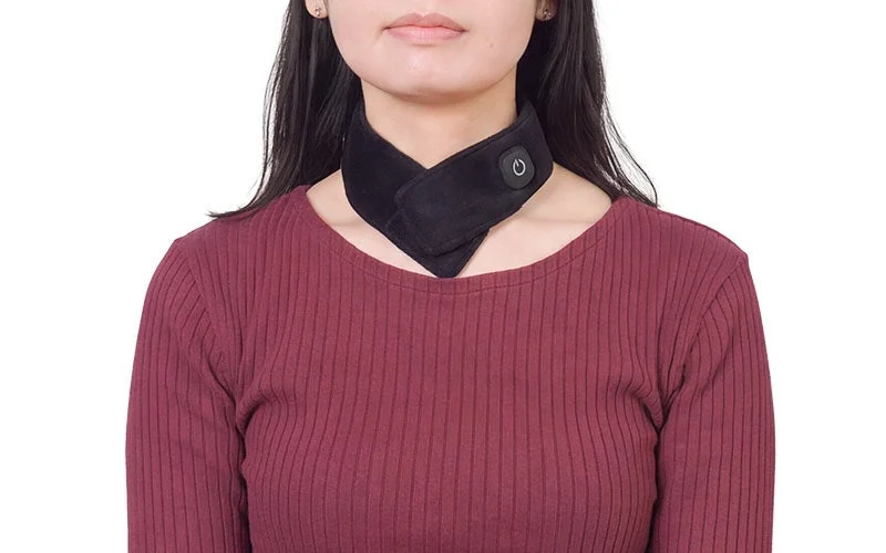 巻くだけUSBネックヒーター「ホッとネック」の装着イメージ。黒いネックウォーマーを首に巻いた女性。