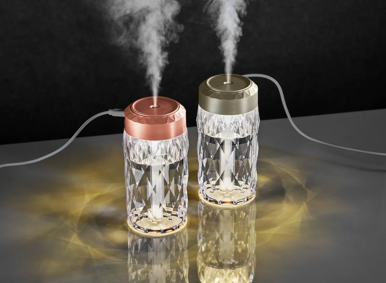 Mistal with Toffy パーソナルLED 加湿器。カットガラス風のタンクにLEDライトが差し込み、ミストを噴出する2台の加湿器。