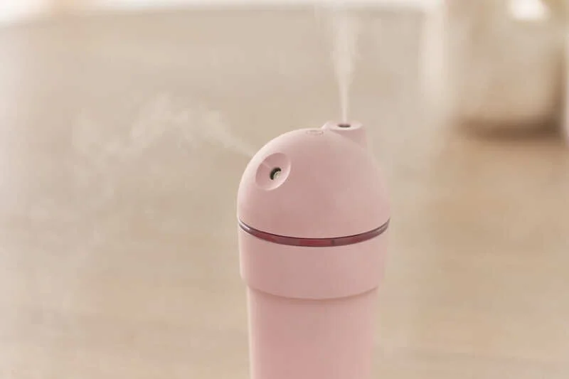 デュオミスト2のピンク色の本体と噴霧するミスト