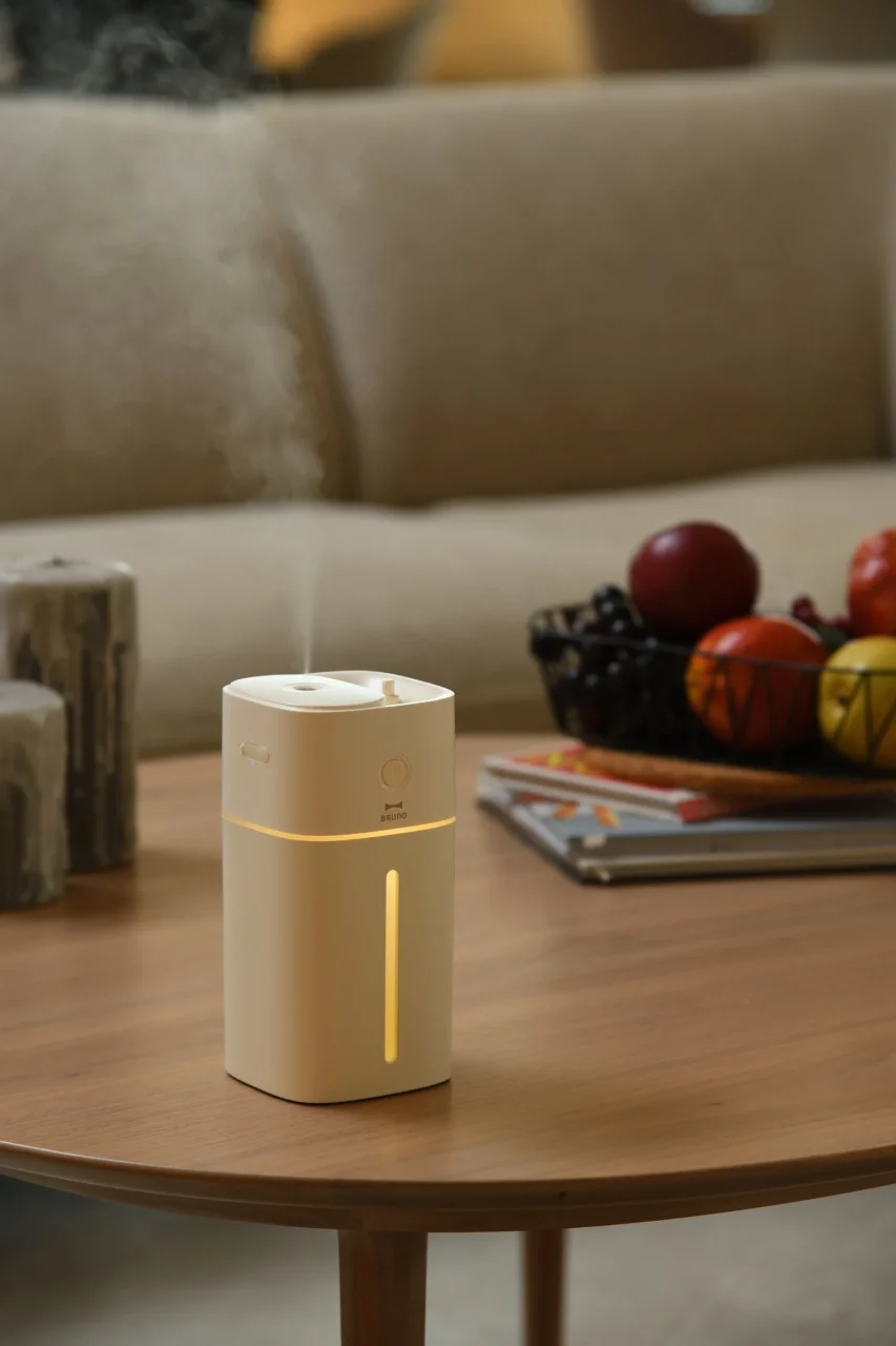 上部給水コードレス加湿器の本体と、ミストが立ち上る利用シーンを示す画像
