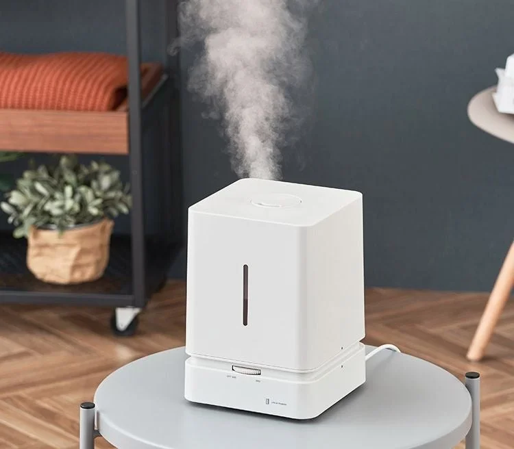 超音波式キューブ加湿器 3Lタイプの白い立方体形状の本体とミスト