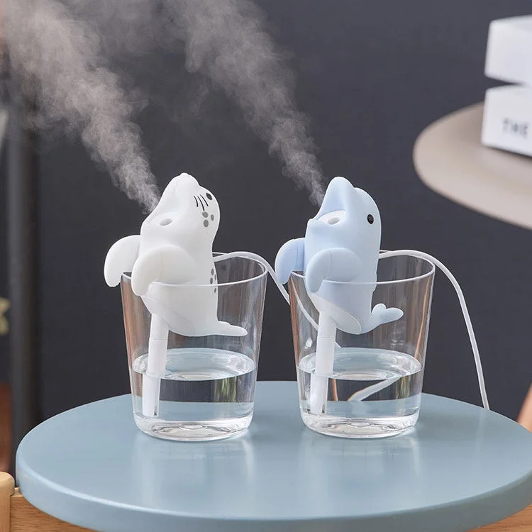 給電式ハングアニマルミストのイルカとゴマフアザラシがグラスに掛かりミストを噴霧する様子
