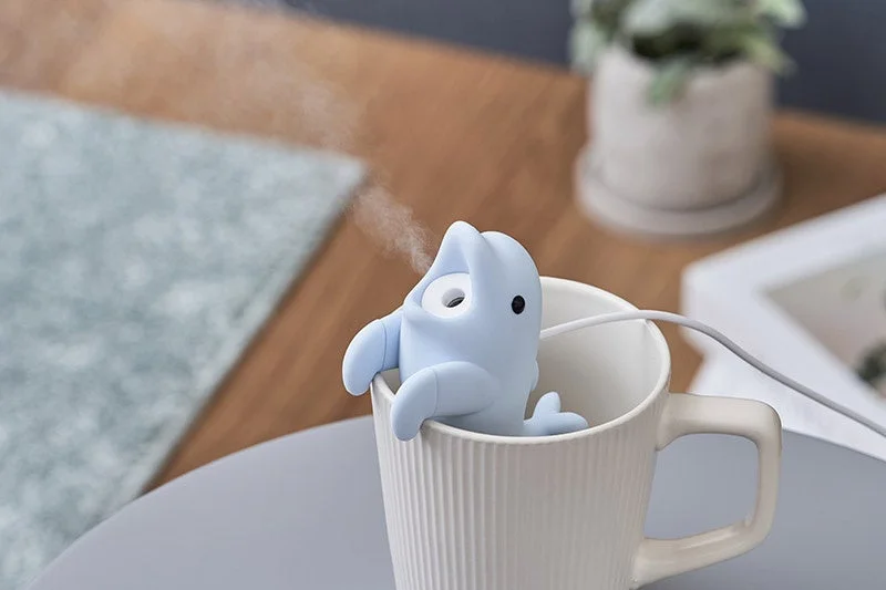 給電式ハングアニマルミストのイルカがコップのふちに掛かりミストを噴霧している様子