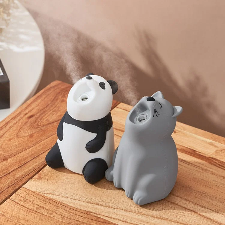 充電式ぽてっとアニマルミストのパンダとネコ型加湿器がミストを噴霧している様子