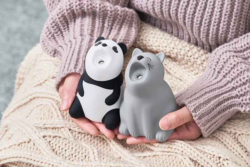 充電式ぽてっとアニマルミストのパンダとネコ型加湿器を手に持った様子