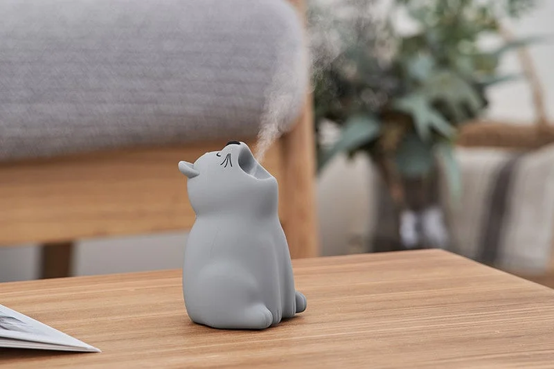 充電式ぽてっとアニマルミストのネコ型加湿器が木製テーブル上でミストを噴霧している様子