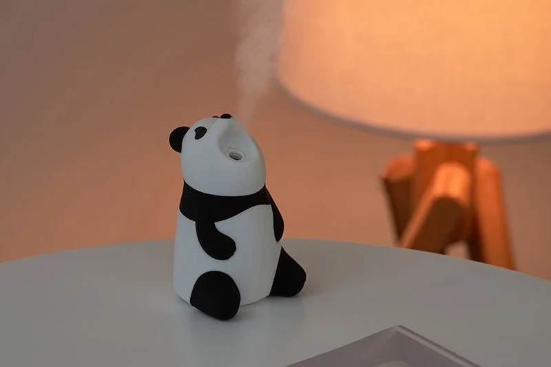 充電式ぽてっとアニマルミストのパンダ型加湿器がミストを噴霧している様子