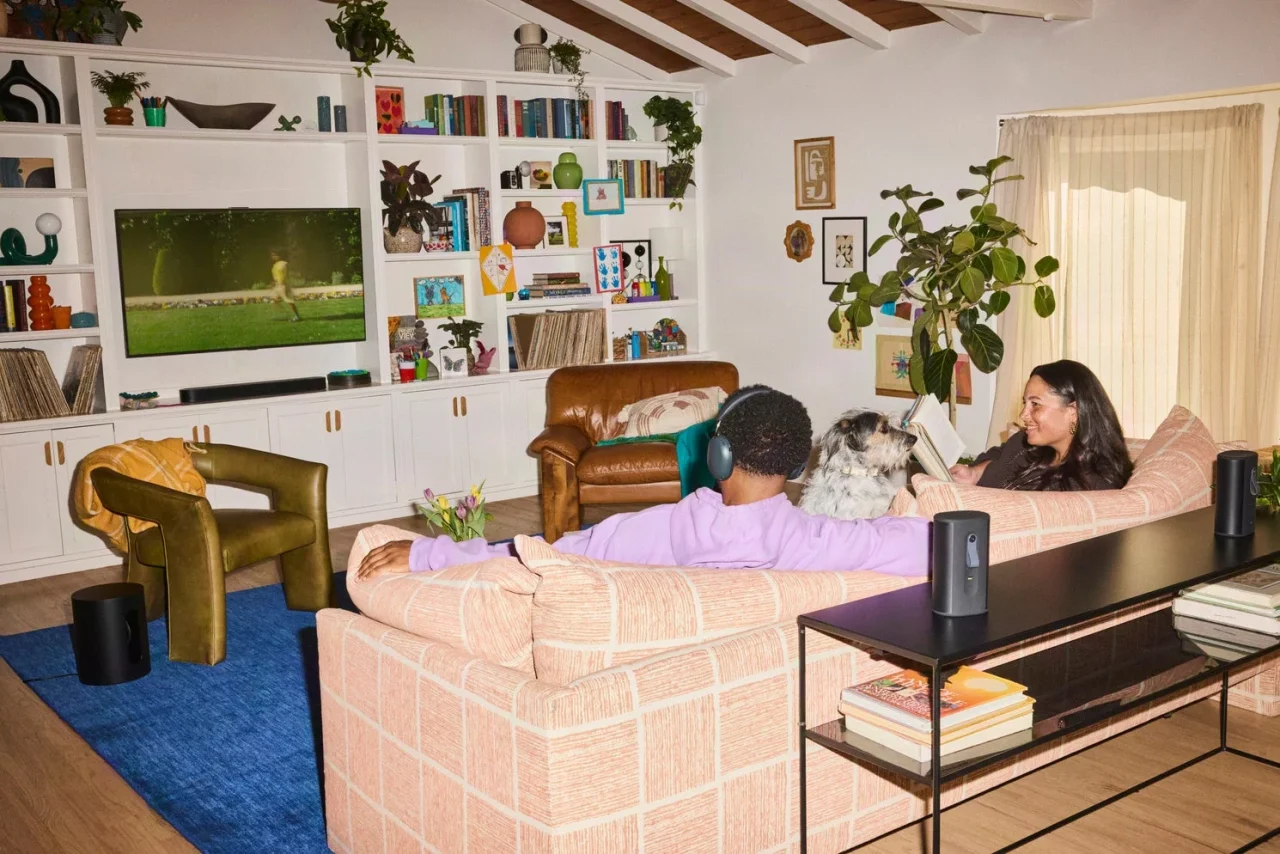 リビングでテレビ視聴を楽しむ家族と、テレビ下のSonos Beam Ultra