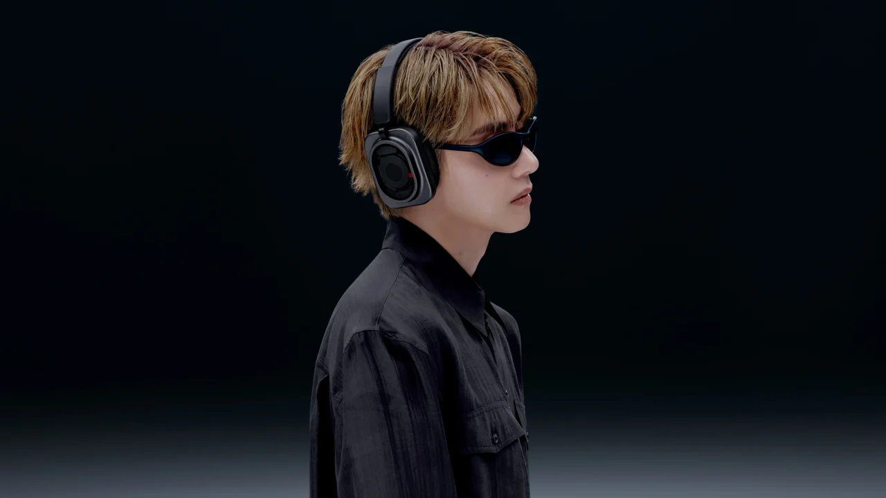 Headphone (1) Proを着けサングラスと黒シャツ姿の横顔の人物