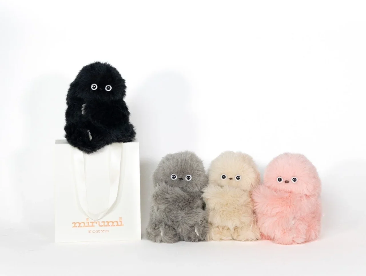 mirumiのBLACK、GRAY、IVORY、PINKの4色が並ぶ様子