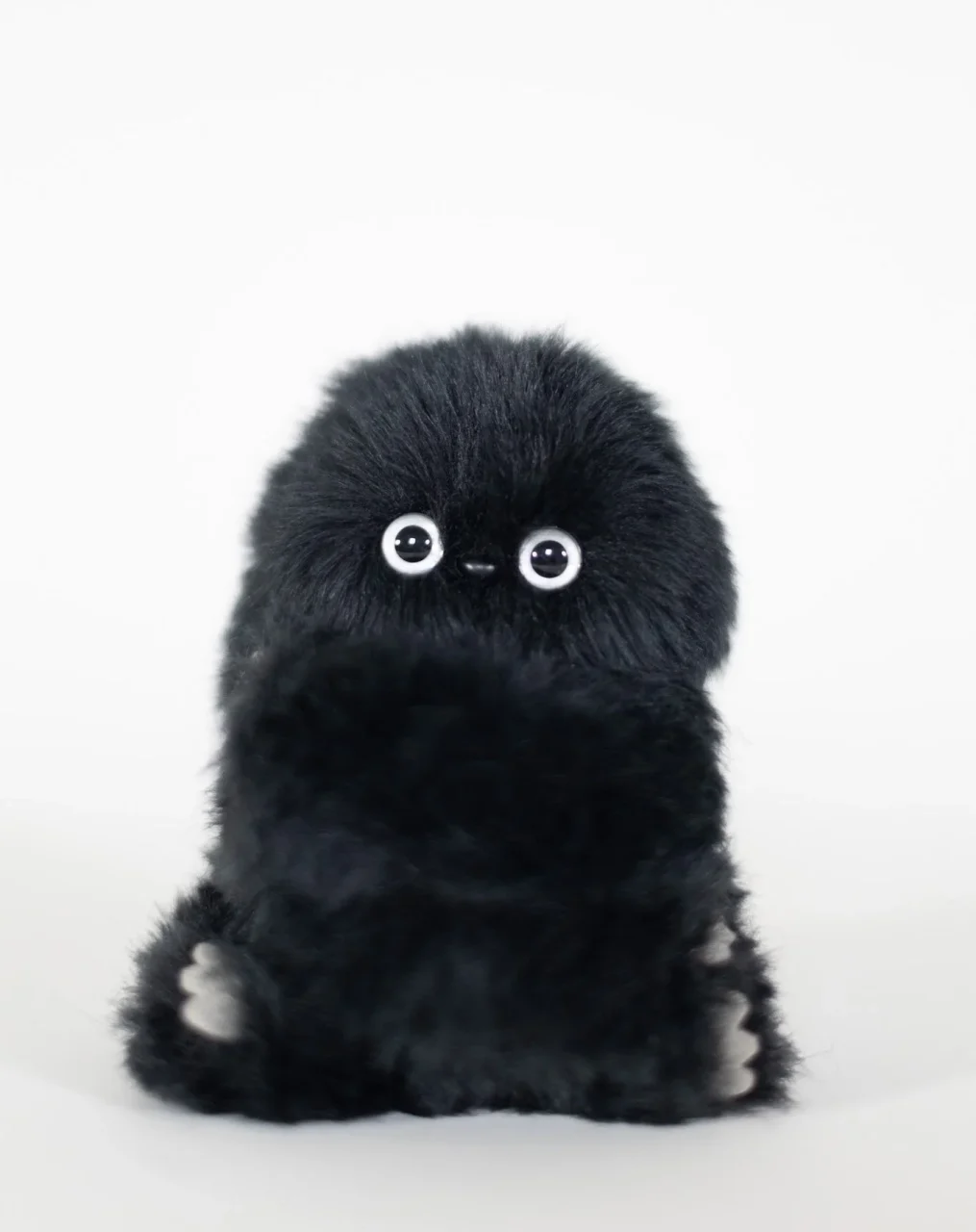 黒いファー素材のチャームロボット「mirumi」BLACK、正面