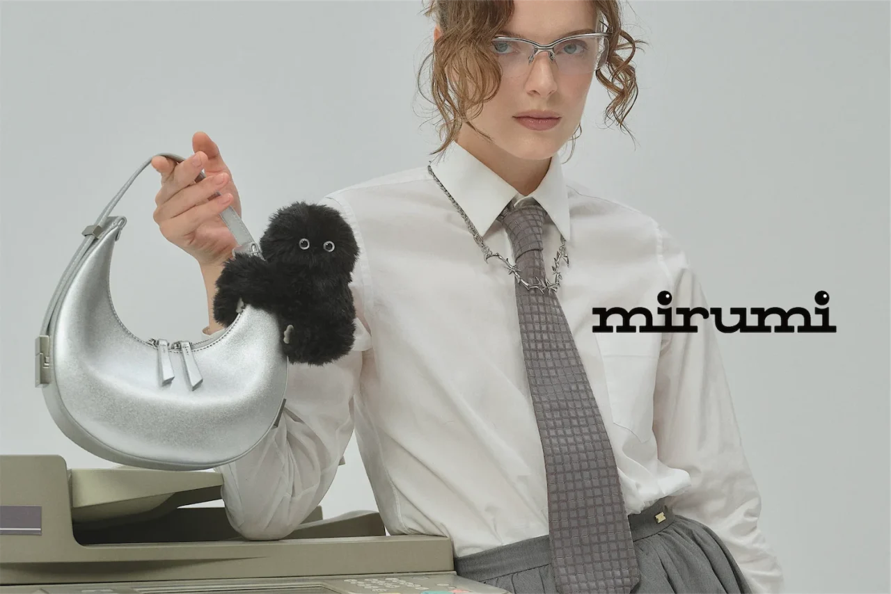 チャームロボットmirumi BLACKをバッグに付けたモデルのポートレート
