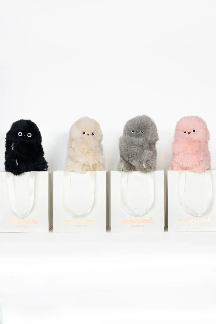 mirumiの4色（黒・白・グレー・ピンク）が白い箱に並んだ外観