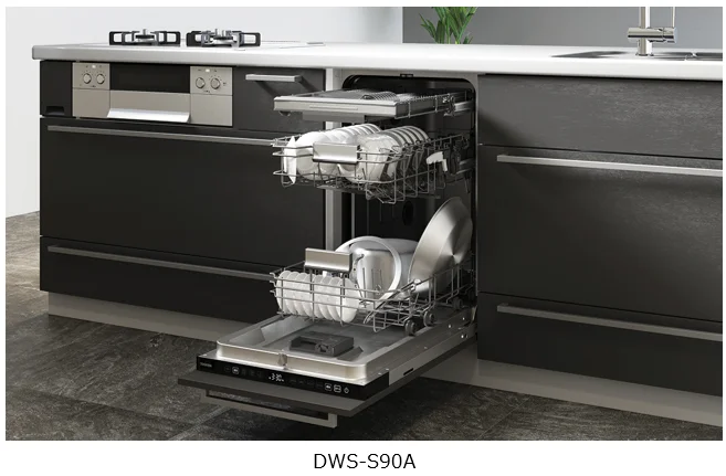 システムキッチンに組み込まれたビルトイン食器洗い乾燥機DWS-S90A。扉を開け、3段のかごに食器がセットされた状態。