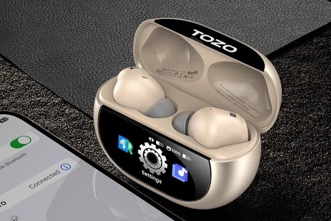 Aerosound6 Proのイヤホンを収めた、画面付きの開いた充電ケース