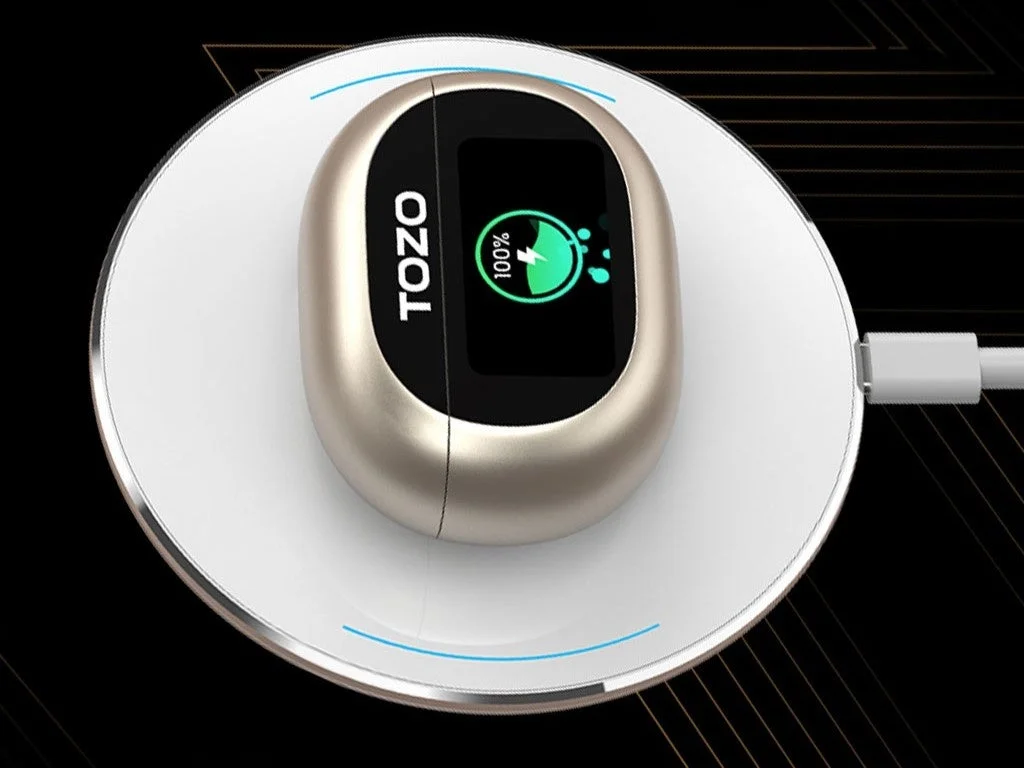 Aerosound6 Proの充電ケースを円形充電器に置き、ケーブルを接続した様子