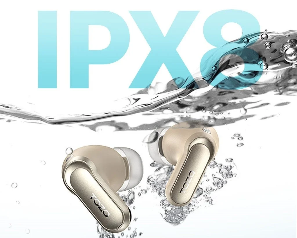 Aerosound6 Proのシャンパン色イヤホン2個と水しぶき、IPX8の文字