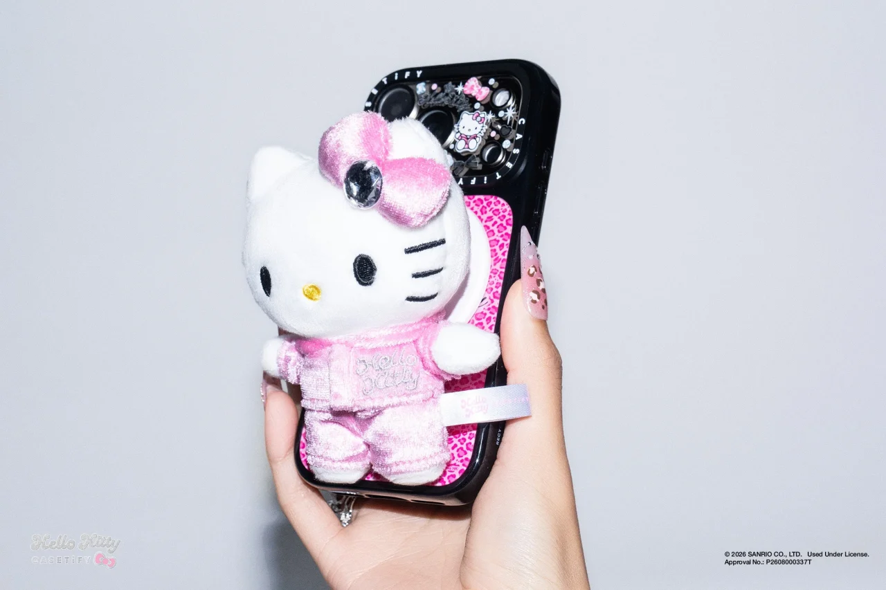 Hello Kitty Plush Charm with Love Lock Blind Boxをスマホケースに付けた様子